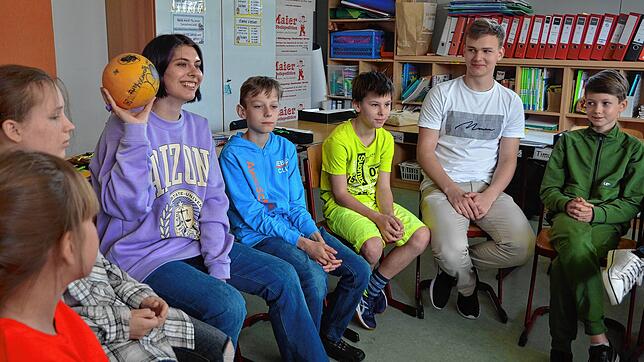 Ukrainische Schüler am Bildungszentrum. Natalia Solntseva (Dritte von links) ist ebenfalls aus der Ukraine geflüchtet. An der Schule ...