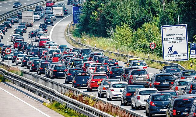 Ferienreiseverkehr in Richtung Ostsee staut sich auf der Autobahn A1 auf Höhe Bad Oldesloe. (Archivbild)