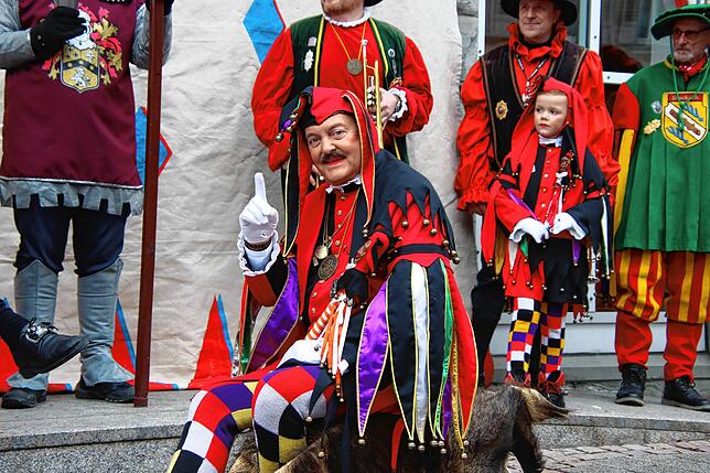 Bild 2: Erst als Pappfigur, dann live: Alle Bilder vom Tag mit Karl Lauterbach in Stockach