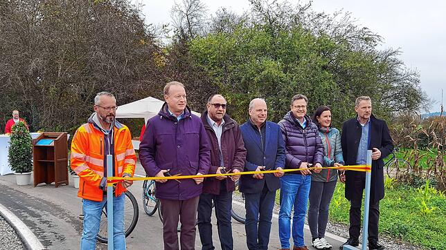 Die Beteiligten von Land, Landkreis, Gemeinden, Baubehörde und Planungsbüro zerschneiden gemeinsam das Band zur Eröffnung des neuen ...