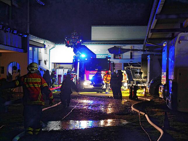 Vor allem die Enge auf dem Gelände hat den Feuerwehreinsatz erschwert. Das Feuer drohte auf umliegende Gebäude überzugreifen.