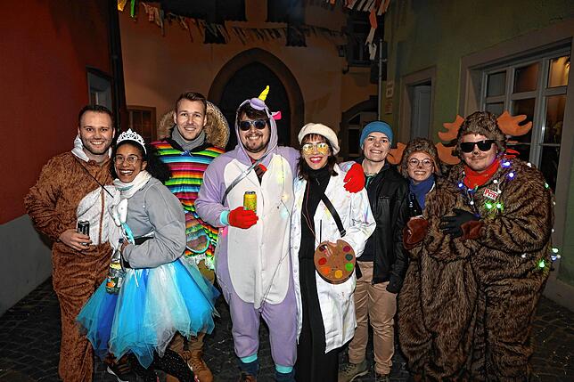 Bild 1: Konstanzer Straßenfasnacht 2025: Am Fasnachtssamstag werden Besenwirtschaften gestürmt