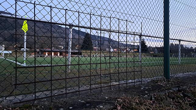 Immer wieder werden die bereits provisorisch verschlossenen Löcher im Westzaun vom Kunstrasenplatz Uwe Wassmer in Wehr aufgemacht.