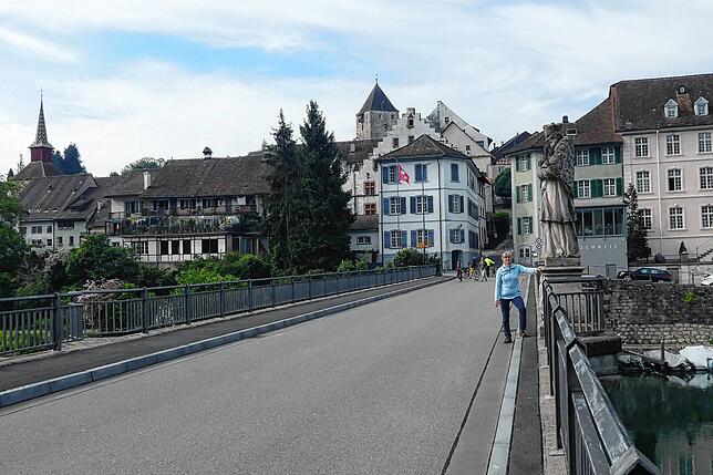 Ein Gruß an den Nepomuk, den Schutzpatron der Brücken und Wege, auf der Rheinbrücke von Hohentengen nach Kaiserstuhl. Er schaut noch ...