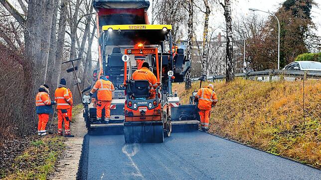 In der Mainaustraße wird der Radweg und Fußweg zur Fahrbahn für Autos.