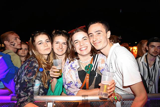 Bild 14: Am ersten Abend tanzen tausende Fans vor den Campus-Festival-Bühnen
