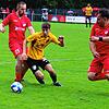 Gemeinsam versuchen Efstratios Chatziioannidis (rechts) und Raphael Gür vom FC Pfaffenweiler, den Gutmadinger Laurin Heizmann zu ...