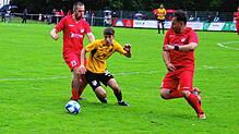 Gemeinsam versuchen Efstratios Chatziioannidis (rechts) und Raphael Gür vom FC Pfaffenweiler, den Gutmadinger Laurin Heizmann zu ...