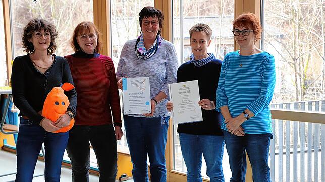 Da kommt Freude aufim Kindergarten St. Anna auf: Die Beki-Koordinatorinnen Linda Hackenjos und Edith Kirner vom Landwirtschaftsamt (von ...