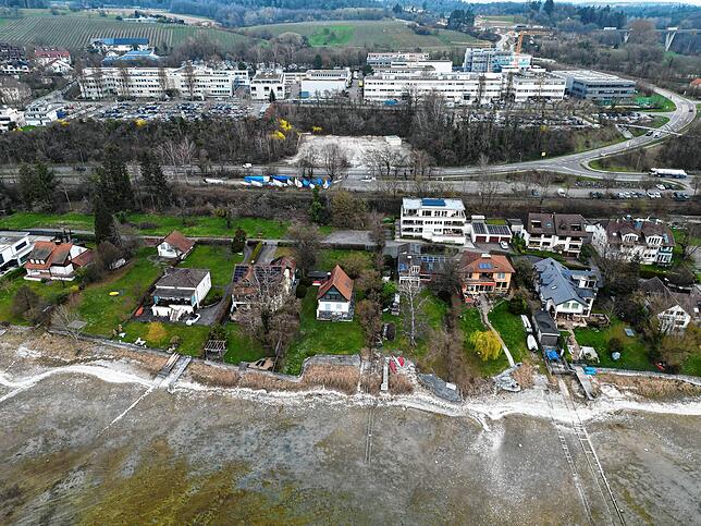 Blick auf edle Grundstücke von Überlingen am Bodenseeufer, dahinter Platz für die neue Firmenzentrale von Diehl Defence (geplant auf dem ...