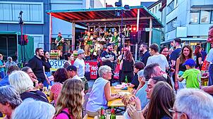Als die Temperaturen am Samstagabend erträglicher werden, füllt sich das Areal zusehends und die Gäste strömen aufs Stadtfest in St. ...