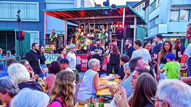 Als die Temperaturen am Samstagabend erträglicher werden, füllt sich das Areal zusehends und die Gäste strömen aufs Stadtfest in St. ...
