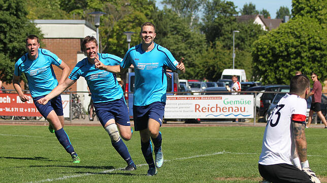 Großer Jubel auf der Insel Reichenau: Der Aufsteiger sichert sich nach dem 1:0-Sieg durch den Treffer von Felix Eiermann (rechts) den ...