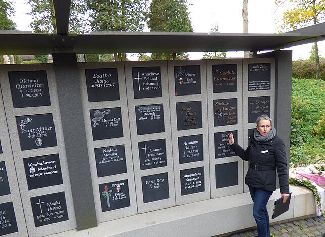 Angelika Websky stellt die Urnenwand vor. In eine Kammer passen bis zu drei Urnen.