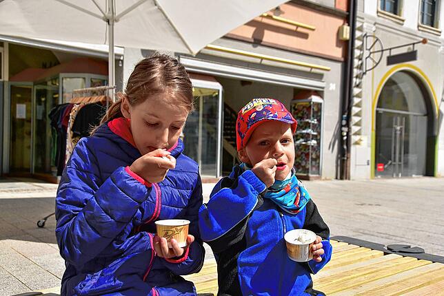 Endlich wieder ein leckeres Eis: Die Eisdielen bieten immerhin das Eis zum Mitnehmen an, was Nele und Tom sehr freut.