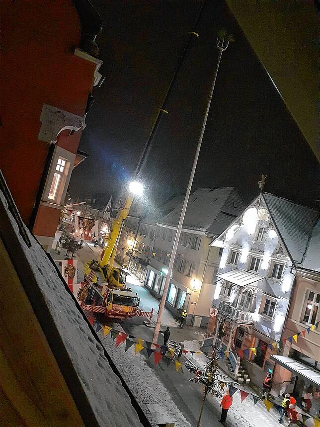 Bild 6: Plötzlich stand der große Narrenbaum! Bilder von der ungewöhnlichen Aktion am Mittwochabend in Stockach