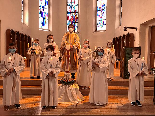 In der katholischen Kirche St. Cäcilia in Dauchingen empfangen die Kommunionkinder zum ersten Mal das verwandelte Brot. Hier Vikar ...