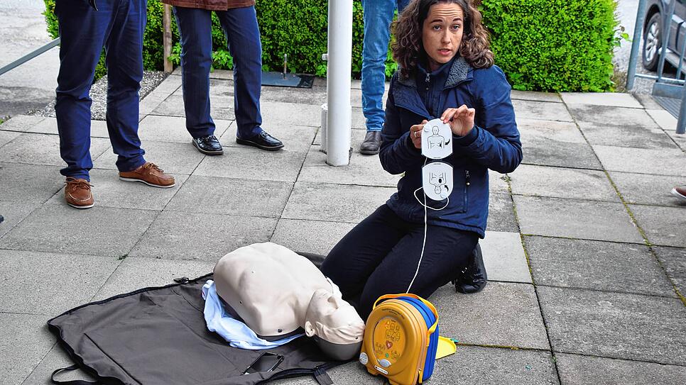 Johanna Ziegler erklärt, wie man die Elektroden richtig aufklebt.