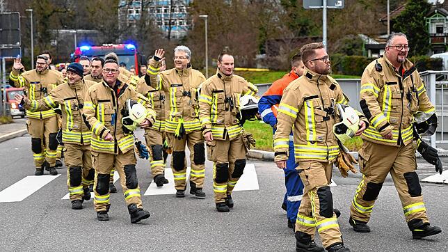 Begleitet von mehreren Feuerwehrfahrzeugen mit Blaulicht und Signalhorn marschierten die 47 Mitglieder der Einsatzabteilung Waldshut, ...