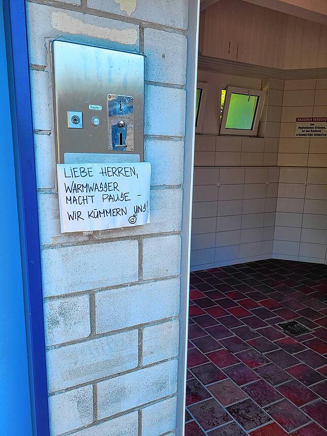 Ein Schild weist seit Saisonbeginn daraufhin, dass das Warmwasser in der Männerdusche nicht funktioniert. Schuld ist ein fehlendes ...