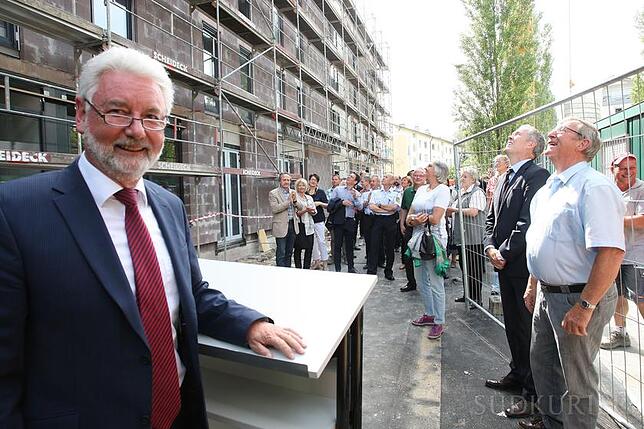 knx_kn_wobakrichtfest_as1 Die geladenen Gäste stehen da und staunen. Die Wobak - hier Geschäftsführer Bruno Ruess (links) - realisiert im Drechslerweg in ...