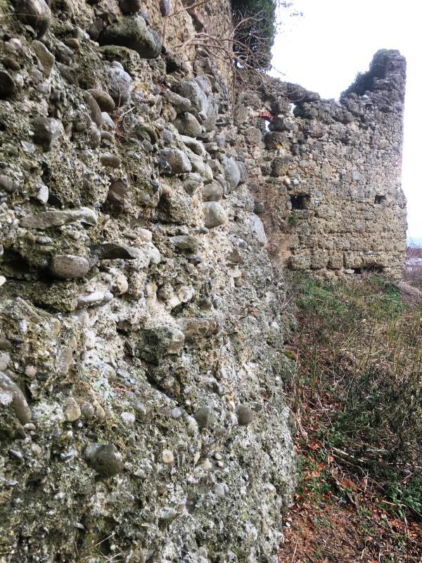 Die Futtermauer, hinter der sich der Burgfelsen befindet, wurde etwa um 1300 durch eine Stützmauer gesichert. Diese Maßnahme wurde schon ...