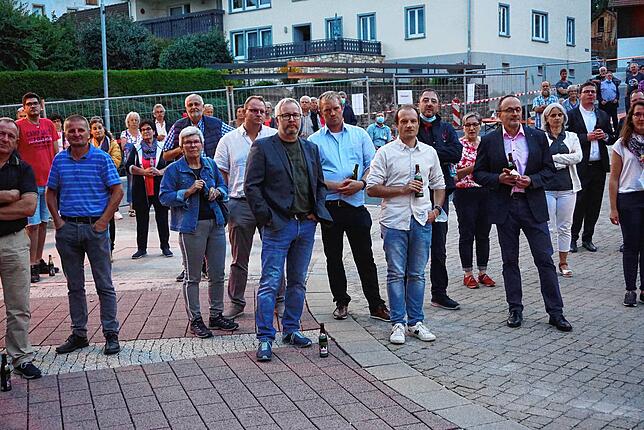 Etwa 100 Bürger warteten auf dem Kirchplatz auf die Bekanntgabe des Wahlergebnis.