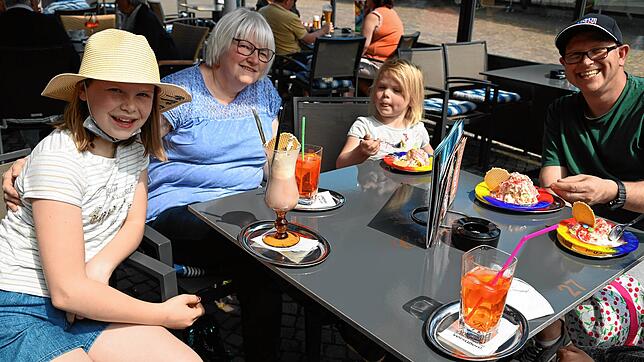 Erste einmal ein Eis: Rosi Gutri ist mir ihren Enkelkindern zu Besuch bei der Familie in St. Georgen. Im Bild von links: Emma Gutri, ...