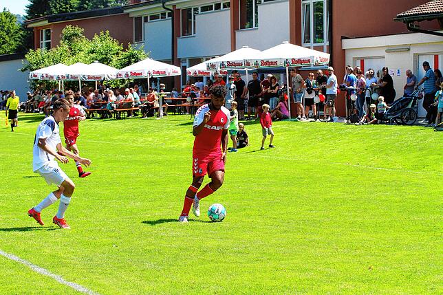 Bild 1: U17 des SC Freiburg trumpft im Testspiel zum 100-jährigen Jubiläum des FC Grießen auf &ndash; und wir haben Bilder!
