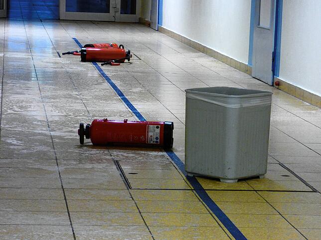 Im vorderen Hauptgebäude wurden über drei Stockwerke hinweg mehrere Feuerlöscher entleert.
