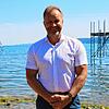 Bürgermeister Matthias Weckbach steht am Ufer des Bodensees in Ludwigshafen. Aktuell ist der Wasserpegel sehr niedrig, an Regen fehlt es ...