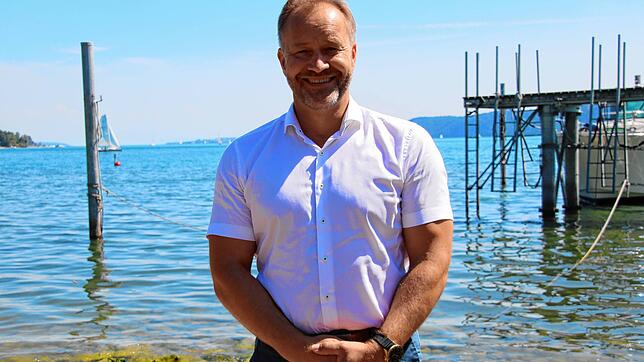 Bürgermeister Matthias Weckbach steht am Ufer des Bodensees in Ludwigshafen. Aktuell ist der Wasserpegel sehr niedrig, an Regen fehlt es ...