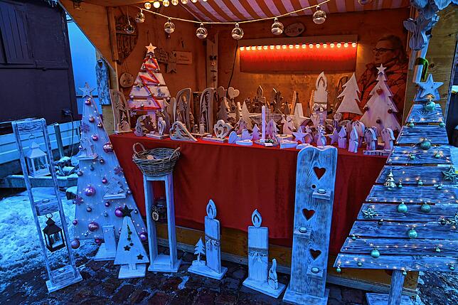 In diesem Jahr – hier ein Bild vom Weihnachtsmarkt 2022 – werden mehr Kunsthandwerker teilnehmen.