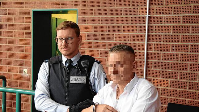 Gezim F. (rechts) im Landgericht Konstanz. Der 48-Jährige hatte im Januar 2023 in einem Geschäft in Markdorf seine getrennt von ihm ...