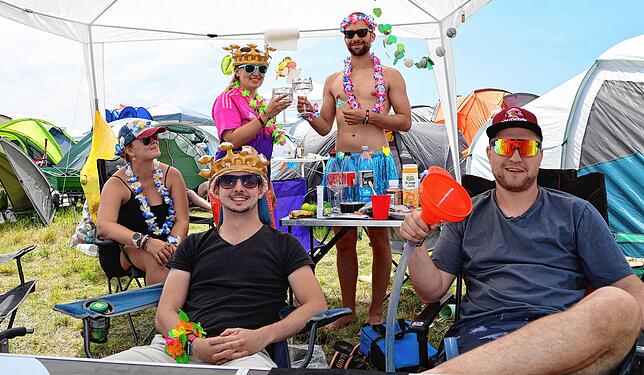 Bild 1: Kühle Getränke, coole Outfits und Lametta: So schön feiern die Southside-Besucher auf dem Zeltplatz