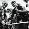 Sie schneiden feierlich das Band durch: Landesverkehrsminister Rudolf Eberle (links) und Bundesverkehrsminister Volker Hauff, der ...