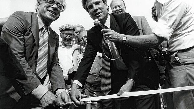 Sie schneiden feierlich das Band durch: Landesverkehrsminister Rudolf Eberle (links) und Bundesverkehrsminister Volker Hauff, der ...