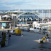 Blick vom Balkon in der Fischerstraße auf den Fährhafen und den denkmalgeschützten Pavillon in Staad.