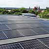 Das Dach der alten Villinger Hauptpost ist neu mit Solarkollektoren bedeckt. Der Landkreis zieht derzeit in das Gebäude am Villinger ...