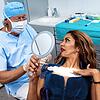 Werner Mang, Leiter der Bodenseeklinik in Lindau, hat dem Model Model Janina Youssefian Hyaluronsäure gespritzt.