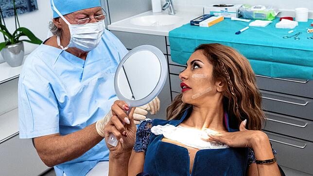 Werner Mang, Leiter der Bodenseeklinik in Lindau, hat dem Model Model Janina Youssefian Hyaluronsäure gespritzt.