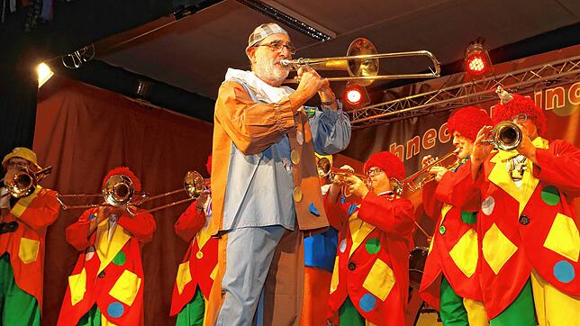 Mit Schwung, Elan und Spielfreude eröffnet die Clownkapelle den bunten Abend der Schneckenburg. Gerd Zachenbacher (Bildmitte) leitet die ...