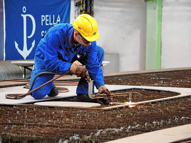 (Archivbild) Ein Mitarbeiter der Pella Sietas Werft in Hamburg arbeitet am ersten Bauteil für die neue Fähre auf der Verbindung ...