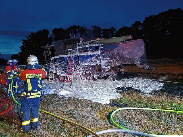 Ein brennender Mähdrescher hat den Flächenbrand ausgelöst. Die Gottmadinger Feuerwehr verhinderte zusammen mit benachbarten Landwirten ...