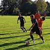 Auf und davon: Mit einem energischen Antritt zieht SG-Spieler Luis Richter (am Ball) an seinem Kontrahenten des FC Pfaffenweiler vorbei.