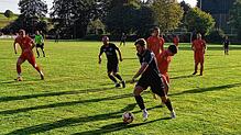 Auf und davon: Mit einem energischen Antritt zieht SG-Spieler Luis Richter (am Ball) an seinem Kontrahenten des FC Pfaffenweiler vorbei.
