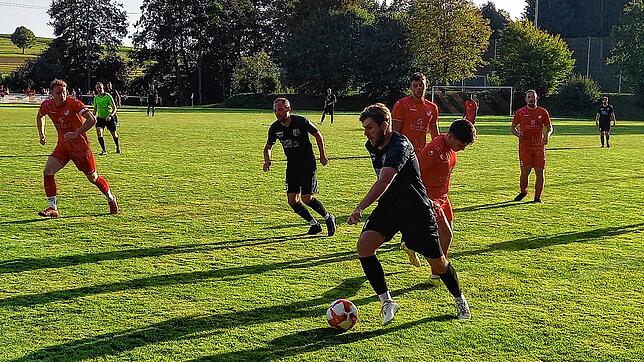Auf und davon: Mit einem energischen Antritt zieht SG-Spieler Luis Richter (am Ball) an seinem Kontrahenten des FC Pfaffenweiler vorbei.