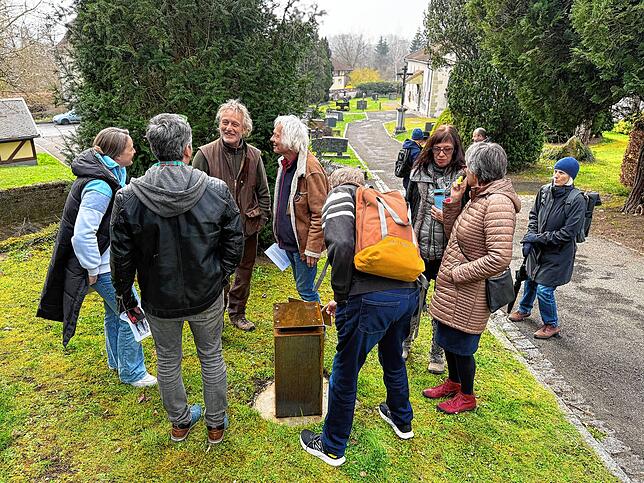 Akteure und Künstler nehmen die Stelen für die Skulpturen am Aufstellungsort alter Friedhof in Augenschein