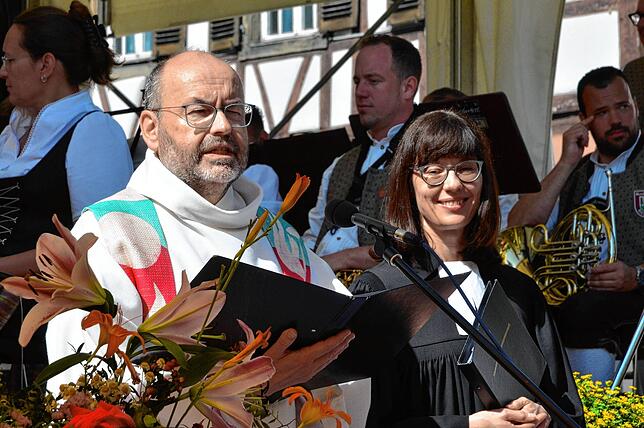 Bild 10: Reges Treiben beim Stadtfest am Samstagabend und Sonntagmorgen