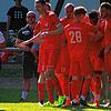 Jubel bei den Spielern des FC Pfaffenweiler. Hier beglückwünschen sie Jallow Saja (2. von rechts) nach dessen Treffer zum 4:3 gegen ...